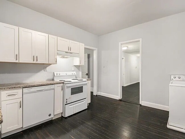 Building Photo - Spacious 3bd/2ba in Capitol View w/ Huge F...