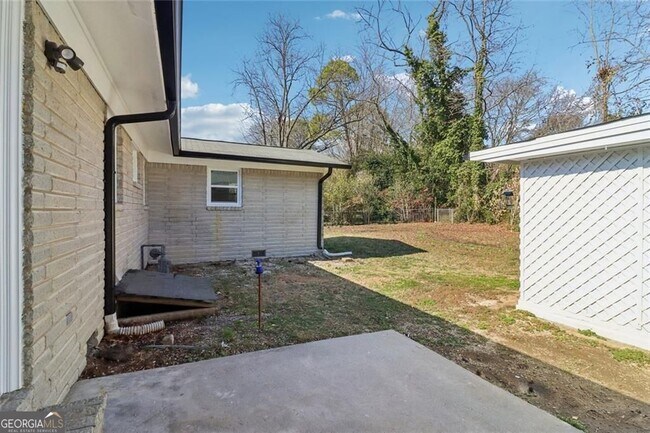 Building Photo - 2219 Lisa Dr SE