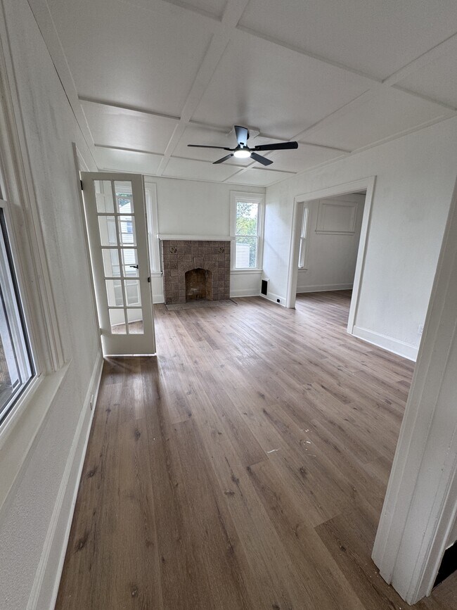 Building Photo - 541 Considine Ave