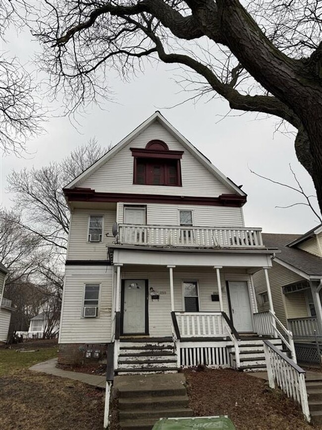 Building Photo - Spacious 4BR Upper Duplex Unit in the Hear...