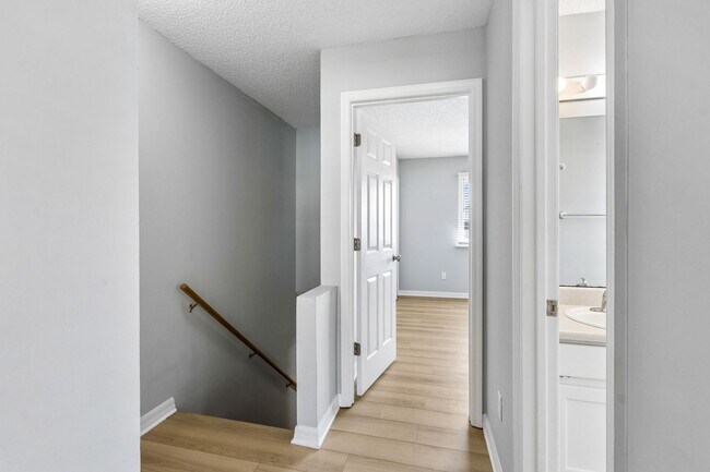 Building Photo - Adorable Beach Townhouse Close to Downtown