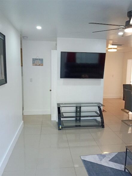 Building Photo - 2701 NE 9th Ave