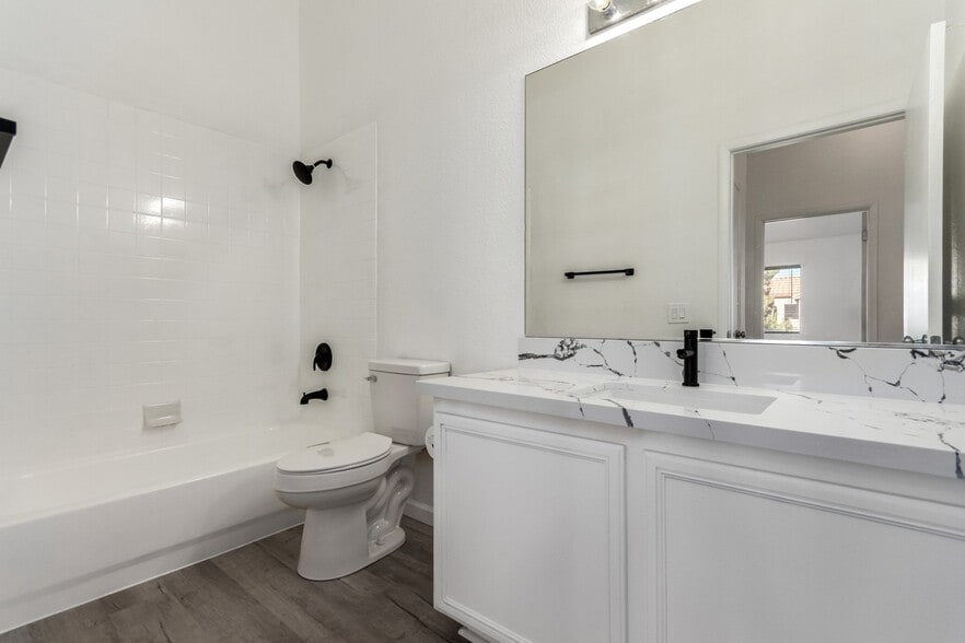 Building Photo - 2110 Los Feliz St