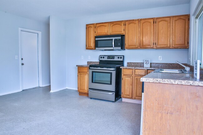 Building Photo - 9518 Millbrook Dr