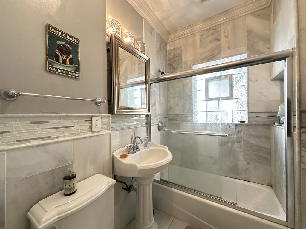 Building Photo - 6424 N Magnolia Ave