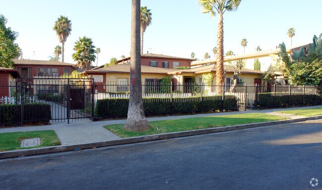 Building Photo - 618-622 E 97th St