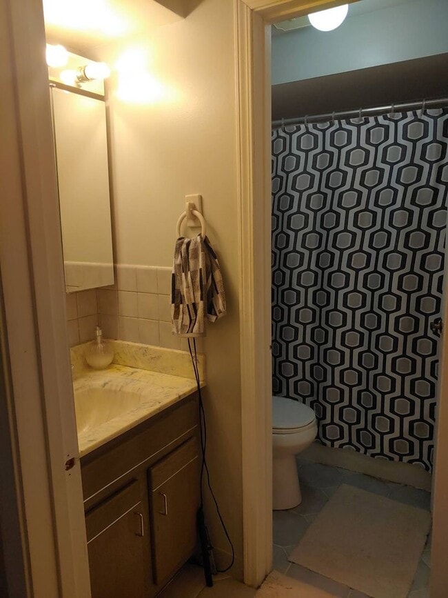 Building Photo - 2 Bedroom Condo for Rent near Cumberland Blue Line!