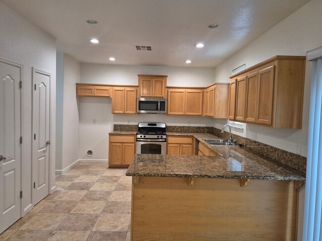 Building Photo - Beautiful 3 bedroom 2.5 bath in Folsom