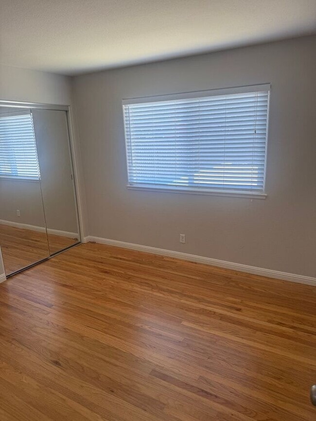 Building Photo - Beautiful 3 bedroom 1.5 House