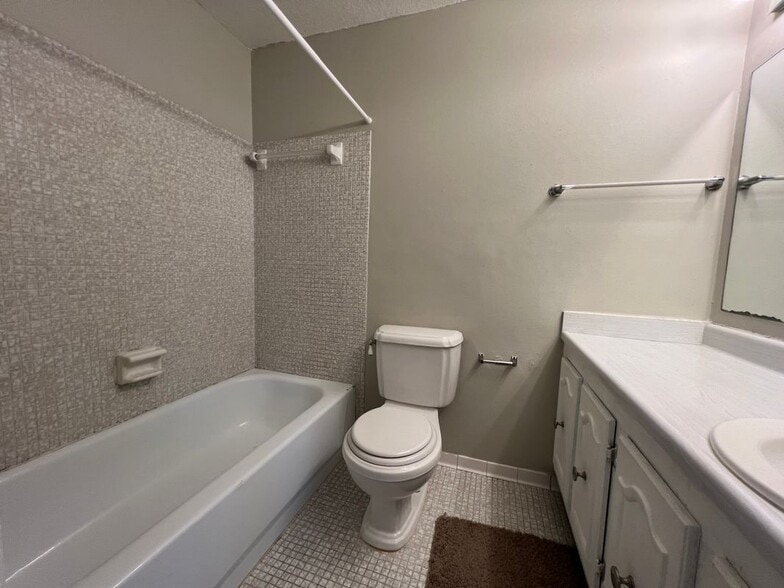 Building Photo - 506 Orange Dr