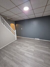 Building Photo - 2 Bedroom House w/ washer and dryer hook up