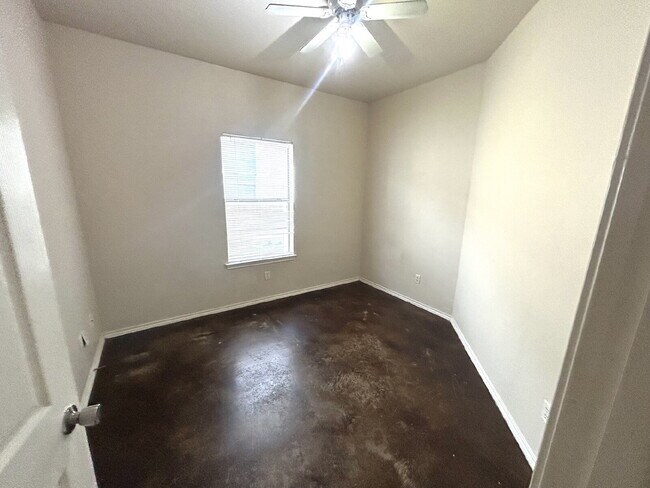 Building Photo - 3/2 Home with a Yard and Central AC