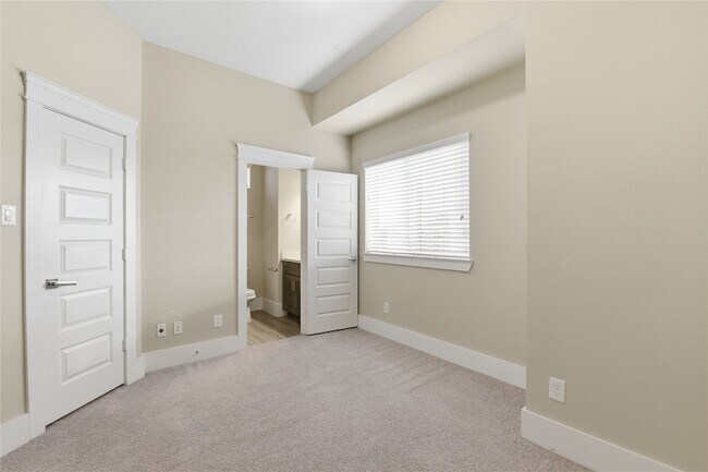 Building Photo - 819 Algona Ave