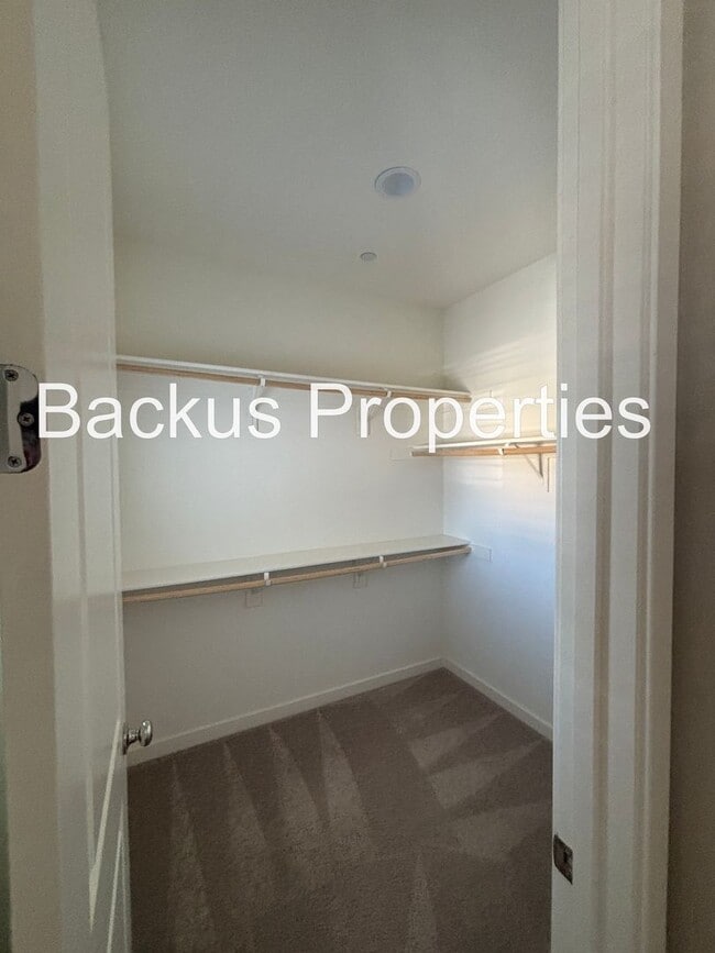 Building Photo - Three Bedroom Home in Hollister