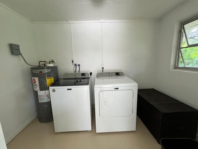 Building Photo - ** Annual ** 2 Bed / 2 Bath ** Single Fami...