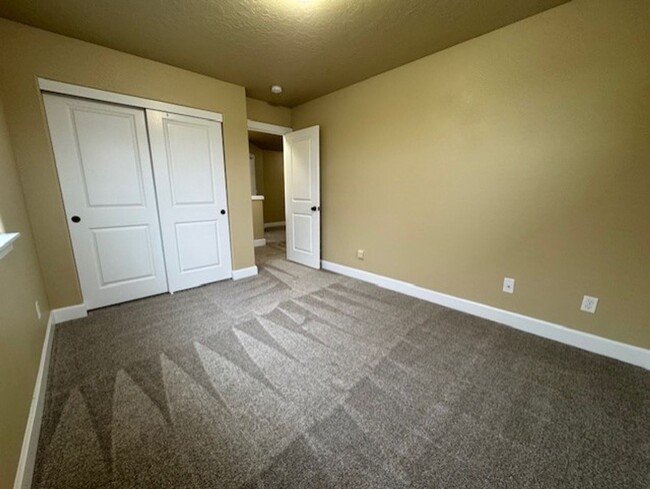 Building Photo - MOVE IN SPECIAL $500 OFF FIRST MONTHS RENT...