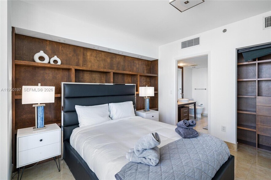 Building Photo - 495 Brickell Ave