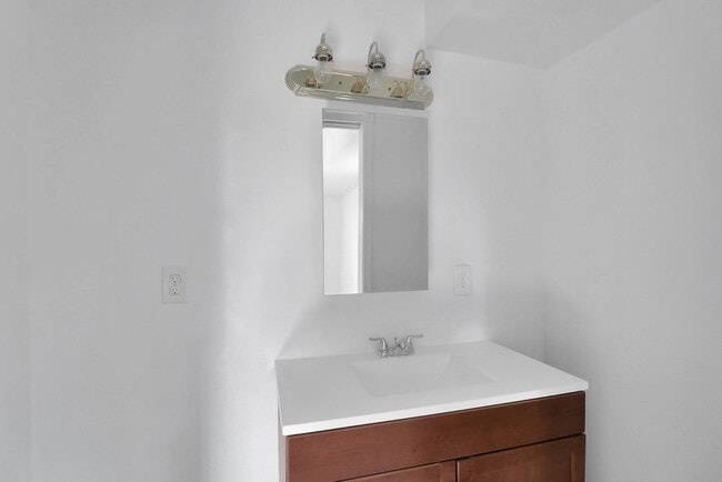 Building Photo - 2 Bed 2 Bath - Harbor View - Landscaping I...