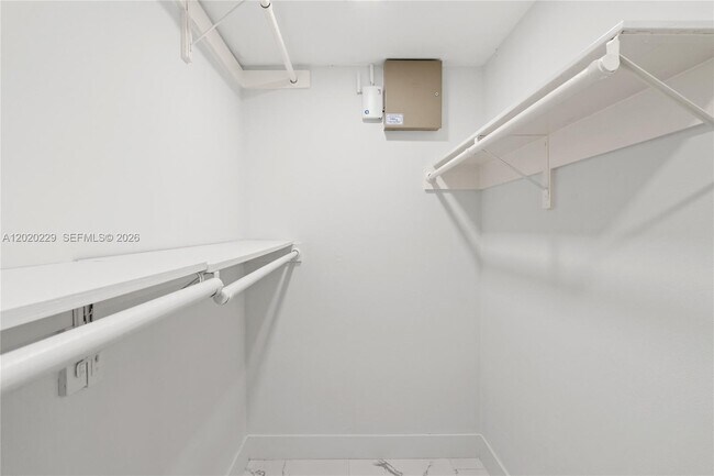Building Photo - 112 E 1st Ct