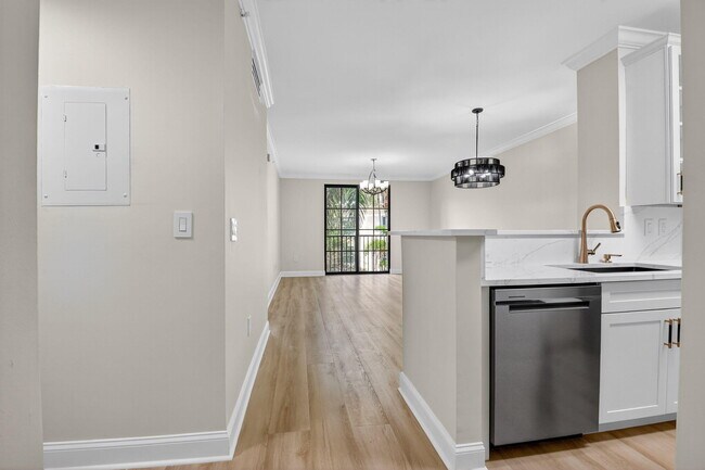 Building Photo - 630 S Sapodilla Ave