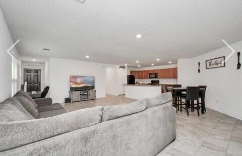 Building Photo - 6715 Hillsdale Creek Dr