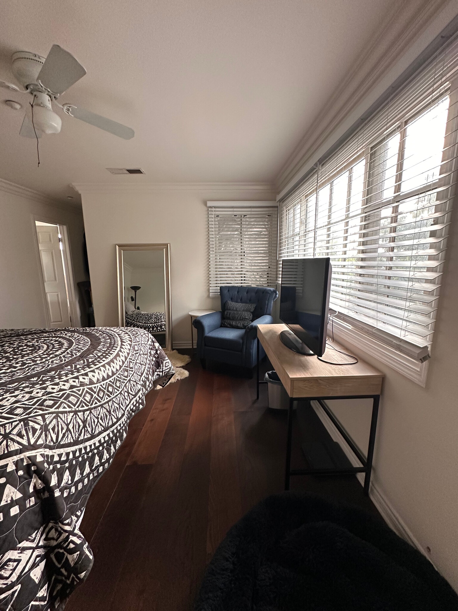 Fully Furnished - 1927 Fremont Ave