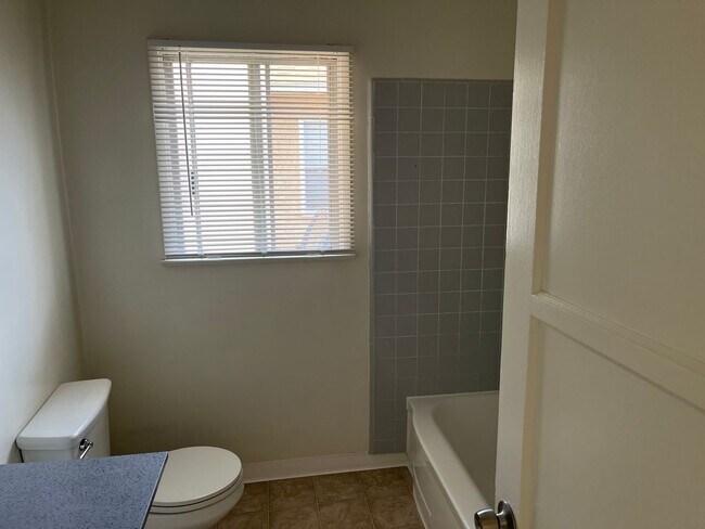 Building Photo - 3 bedroom home in Lakewood now ready to rent!