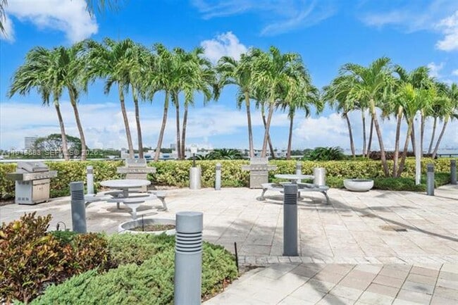 Building Photo - 601 NE 36th St