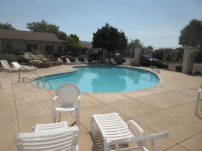 Building Photo - 6501 San Antonio Dr NE