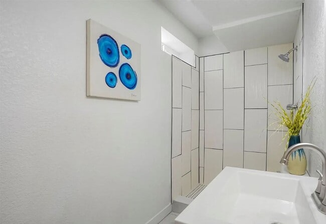 Building Photo - Fully Renovated Townhome Minutes from the ...