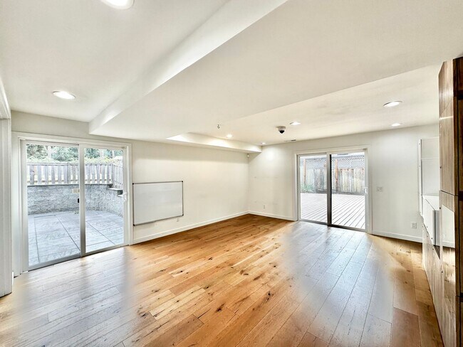 Building Photo - 6 BR / 4 BA – 4,100 SQ FT with Patio, Full...