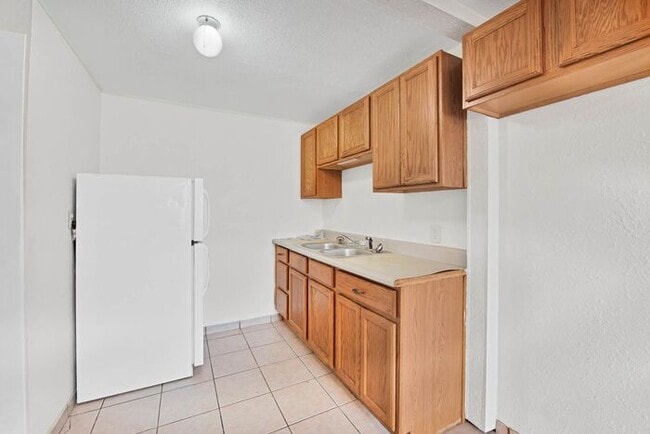 Building Photo - Bright Downtown Studio Apartment