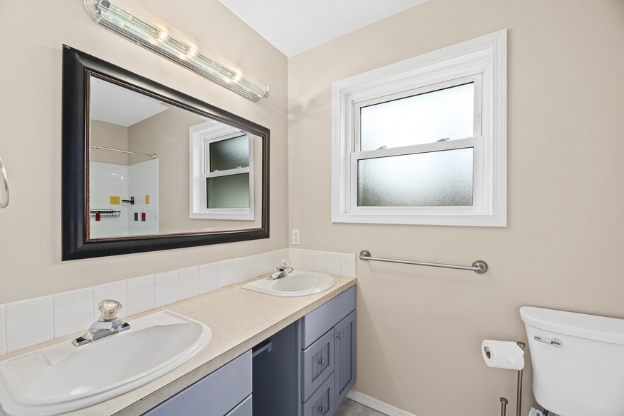 Main floor hall bath (for bedrooms 2 & 3) - 4232 332nd Ave SE