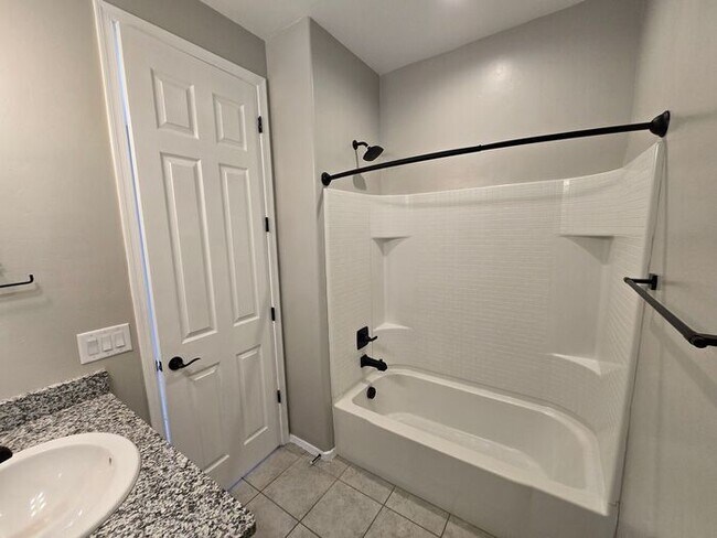 Building Photo - MOVE IN SPECIAL!! 3 Bedroom/ 2 Bath Red Rock Oasis