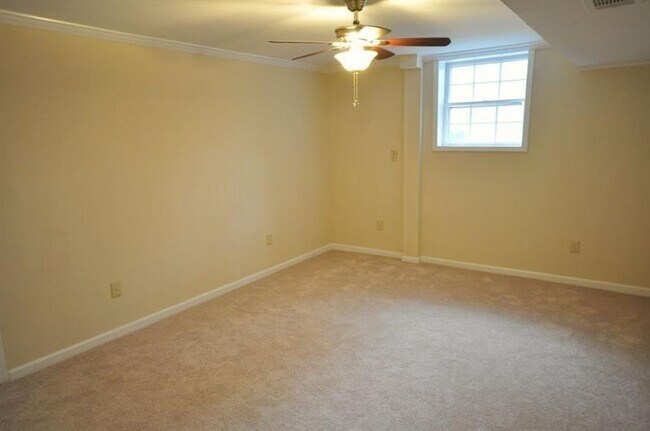 Building Photo - 4060 Summit Dr