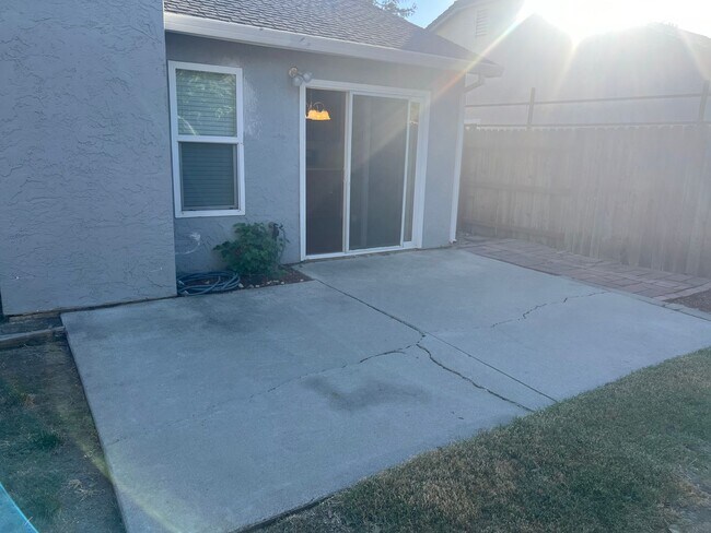 Building Photo - Cute and Clean!