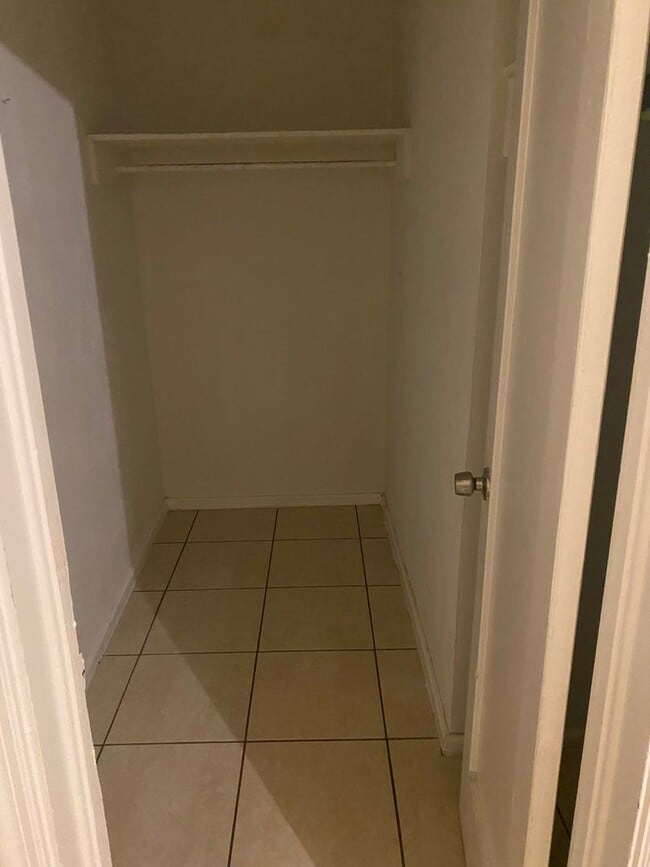 Building Photo - Spacious 1/1 one story unit in a small 18 unit complex.
