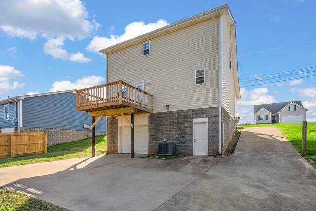 Building Photo - 3 Bedroom Pet Friendly Home For Rent Near Post!