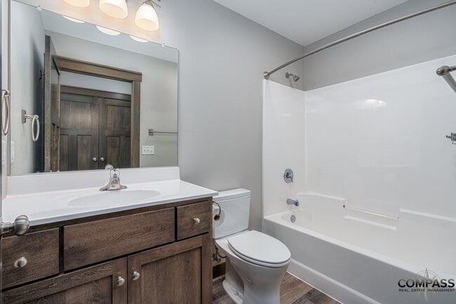 Building Photo - SPACIOUS AND MODERN TOWNHOME
