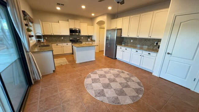 Building Photo - Horse Property in QC