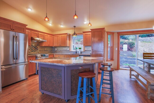 Building Photo - Beautiful Penn Cove View Home and Dog Frie...