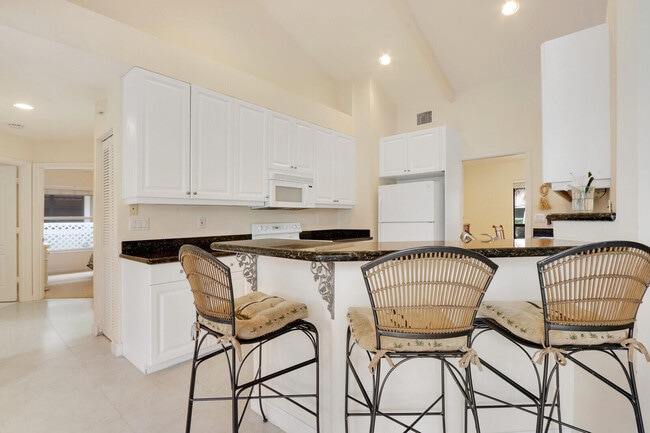 Building Photo - 1471 Vía Privada