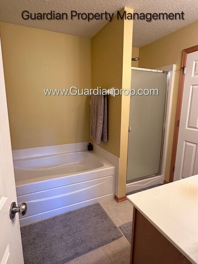 Building Photo - Lakeville 2 Bedroom Town Home, Dishwasher, Fireplace, 2 Car Garage, Garage Bonus Room
