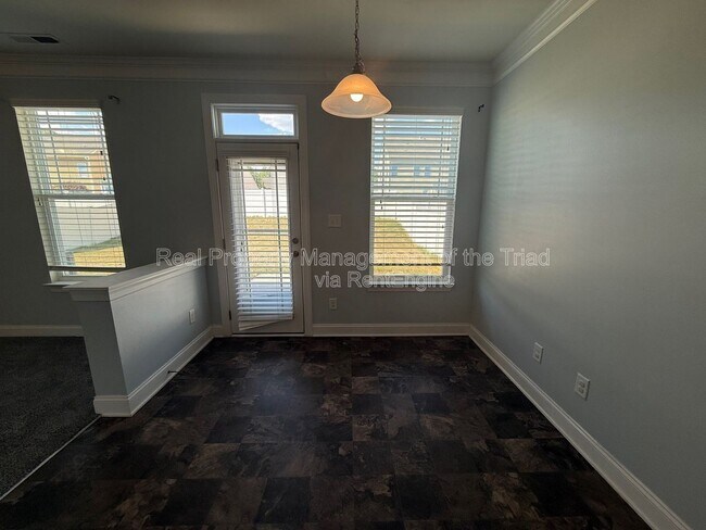 Building Photo - 2211 Talon Dr