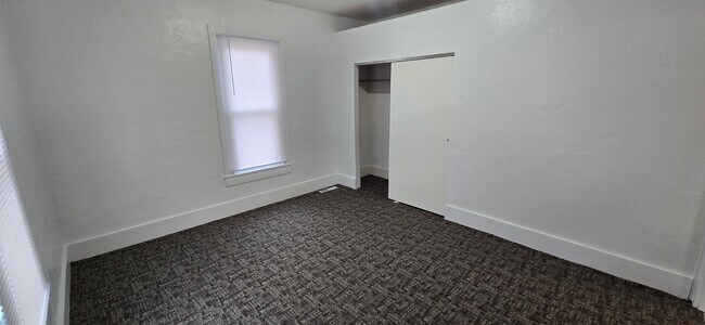 Building Photo - Remodeled 2 bedroom with Garage & small fe...