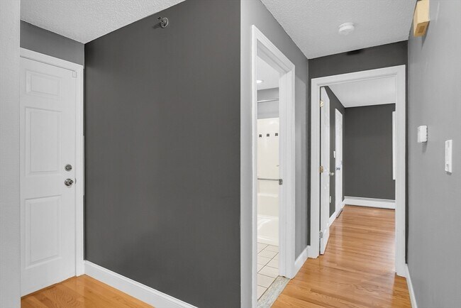 Building Photo - 65 Lantern Ln