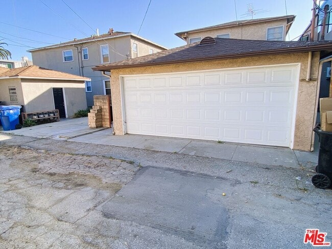 Building Photo - 2616 S Barrington Ave