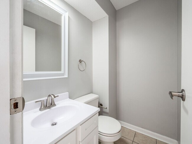 Building Photo - 2017 Queensgate Ln