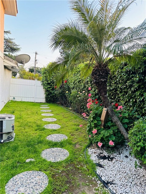 Building Photo - 555 W Lemon Ave