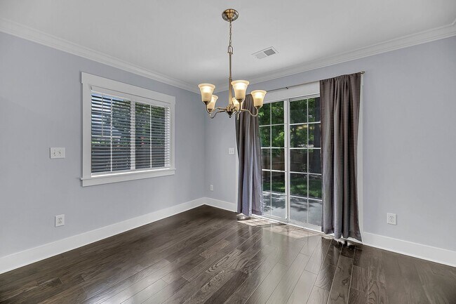 Building Photo - Centrally Located and Beautifully Renovate...